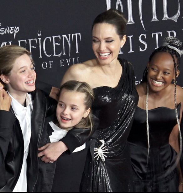 Zahara Jolie-Pitt |  &#x397; &#x3B5;&#x3BC;&#x3C6;&#x3AC;&#x3BD;&#x3B9;&#x3C3;&#x3B7; &#x3C3;&#x3C4;&#x3BF; &#x3BA;&#x3CC;&#x3BA;&#x3BA;&#x3B9;&#x3BD;&#x3BF; &#x3C7;&#x3B1;&#x3BB;&#x3AF; &#x3BC;&#x3B5; &#x3C4;&#x3BF; &#x3C6;&#x3CC;&#x3C1;&#x3B5;&#x3BC;&#x3B1; &#x3C0;&#x3BF;&#x3C5; &#x3B5;&#x3AF;&#x3C7;&#x3B5; &#x3C6;&#x3BF;&#x3C1;&#x3AD;&#x3C3;&#x3B5;&#x3B9; &#x3B7; Angelina Jolie &#x3C3;&#x3C4;&#x3B1; &#x38C;&#x3C3;&#x3BA;&#x3B1;&#x3C1;