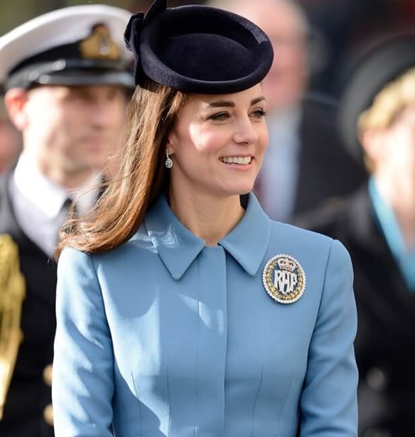 Kate Middleton: &#x3A0;&#x3CE;&#x3C2; &#x3C0;&#x3C1;&#x3BF;&#x3C3;&#x3C0;&#x3AC;&#x3B8;&#x3B7;&#x3C3;&#x3B5; &#x3BD;&#x3B1; &#x3BE;&#x3B5;&#x3C0;&#x3B5;&#x3C1;&#x3AC;&#x3C3;&#x3B5;&#x3B9; &#x3C4;&#x3B9;&#x3C2; &#x3C0;&#x3C1;&#x3C9;&#x3B9;&#x3BD;&#x3AD;&#x3C2; &#x3BD;&#x3B1;&#x3C5;&#x3C4;&#x3AF;&#x3B5;&#x3C2;;