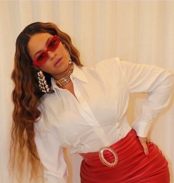 H Beyoncé φωτογραφίζεται με τη νέα it bag του Alexander McQueen