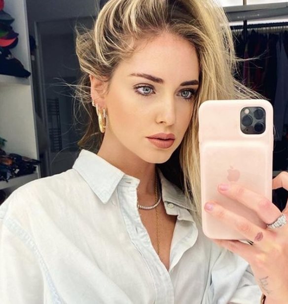 Chiara Ferragni | &#x393;&#x3B9;&#x3B1; &#x3C4;&#x3B1; &#x3BA;&#x3B1;&#x3BB;&#x3BF;&#x3BA;&#x3B1;&#x3B9;&#x3C1;&#x3B9;&#x3BD;&#x3AC; &#x3C4;&#x3B7;&#x3C2; look &#x3C0;&#x3BF;&#x3BD;&#x3C4;&#x3AC;&#x3C1;&#x3B5;&#x3B9; &#x3C3;&#x3B5; &#x3AD;&#x3BD;&#x3B1; staple &#x3C0;&#x3BF;&#x3C5; &#x3AD;&#x3C7;&#x3B5;&#x3B9;&#x3C2; &#x3AE;&#x3B4;&#x3B7; &#x3C3;&#x3C4;&#x3B7;&#x3BD; &#x3B3;&#x3BA;&#x3B1;&#x3C1;&#x3BD;&#x3C4;&#x3B1;&#x3C1;&#x3CC;&#x3BC;&#x3C0;&#x3B1; &#x3C3;&#x3BF;&#x3C5;