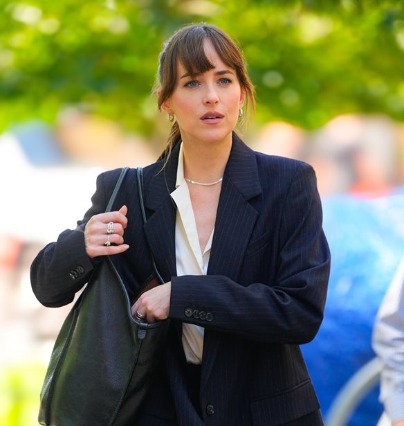 &#x393;&#x3B9;&#x3B1;&#x3C4;&#x3AF; &#x3CC;&#x3BB;&#x3BF;&#x3B9; &#x3BC;&#x3B9;&#x3BB;o&#x3CD;&#x3BD; &#x3B3;&#x3B9;&#x3B1; &#x3C4;&#x3B7;&#x3BD; &#x3C4;&#x3C3;&#x3AC;&#x3BD;&#x3C4;&#x3B1; &#x3C4;&#x3B7;&#x3C2; Dakota Johnson &#x3C3;&#x3C4;&#x3B7;&#x3BD; &#x3C4;&#x3B1;&#x3B9;&#x3BD;&#x3AF;&#x3B1; &quot;&#x3A4;&#x3B1;&#x3B9;&#x3C1;&#x3B9;&#x3AC;&#x3B6;&#x3BF;&#x3C5;&#x3BC;&#x3B5;;&quot;