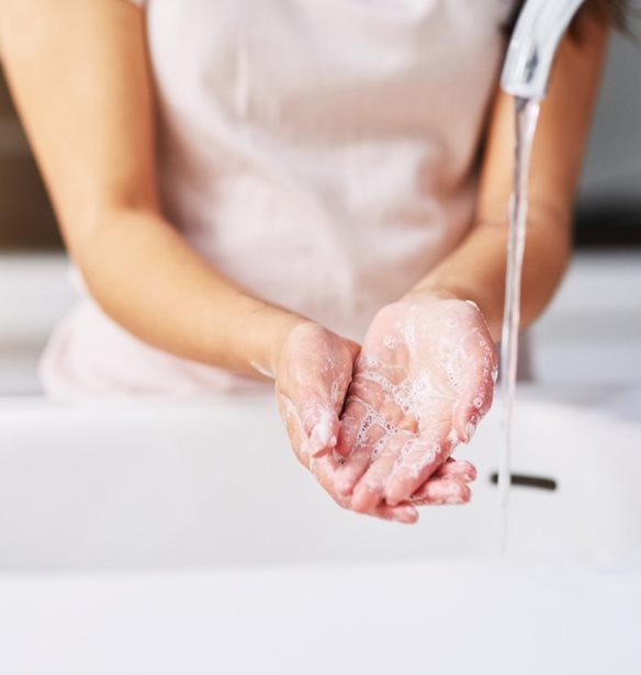Σκασμένα και αφυδατωμένα χέρια από το πλύσιμο; 5 τρόποι αντιμετώπισης