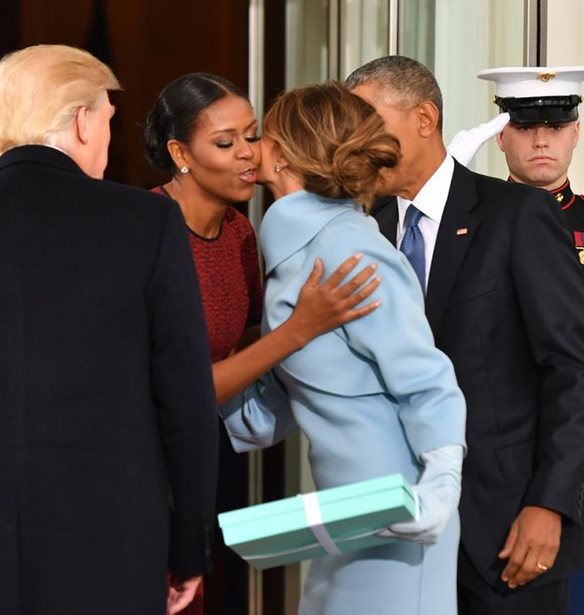 Michelle Obama: A&#x3C0;&#x3BF;&#x3BA;&#x3B1;&#x3BB;&#x3CD;&#x3C0;&#x3C4;&#x3B5;&#x3B9; &#x3B5;&#x3C0;&#x3B9;&#x3C4;&#x3AD;&#x3BB;&#x3BF;&#x3C5;&#x3C2; &#x3C4;&#x3B9; &#x3C0;&#x3B5;&#x3C1;&#x3B9;&#x3B5;&#x3AF;&#x3C7;&#x3B5; &#x3C4;&#x3BF; &#x3BC;&#x3C5;&#x3C3;&#x3C4;&#x3B7;&#x3C1;&#x3B9;&#x3CE;&#x3B4;&#x3B5;&#x3C2; &#x3BA;&#x3BF;&#x3C5;&#x3C4;&#x3AF; &#x3C4;&#x3B7;&#x3C2; Melania Trump