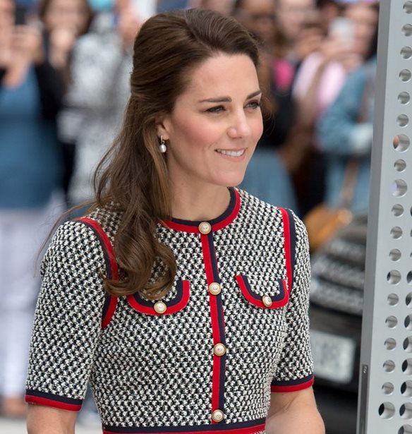 &#x397; &#x39A;ate Middleton &#x3C6;&#x3BF;&#x3C1;&#x3AC; &#x3C4;&#x3BF; &#x3C0;&#x3B9;&#x3BF; stylish preppy &#x3BC;&#x3AF;&#x3BD;&#x3B9; &#x3C6;&#x3CC;&#x3C1;&#x3B5;&#x3BC;&#x3B1;