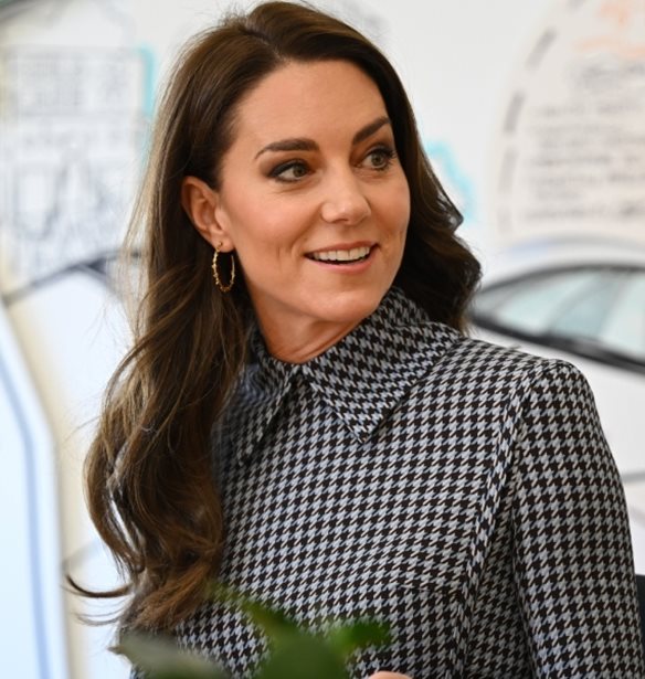 &#x397; Kate Middleton &#x3BC;&#x3B5; &#x3AD;&#x3BD;&#x3B1; pied de poule &#x3C6;&#x3CC;&#x3C1;&#x3B5;&#x3BC;&#x3B1; &#x3C0;&#x3BF;&#x3C5; &#x3C7;&#x3C1;&#x3B5;&#x3B9;&#x3AC;&#x3B6;&#x3B5;&#x3C4;&#x3B1;&#x3B9; &#x3BA;&#x3AC;&#x3B8;&#x3B5; &#x3B3;&#x3C5;&#x3BD;&#x3B1;&#x3AF;&#x3BA;&#x3B1; &#x3BC;&#x3B5; &#x3C3;&#x3BF;&#x3C6;&#x3B9;&#x3C3;&#x3C4;&#x3B9;&#x3BA;&#x3AD; &#x3C3;&#x3C4;&#x3B9;&#x3BB;