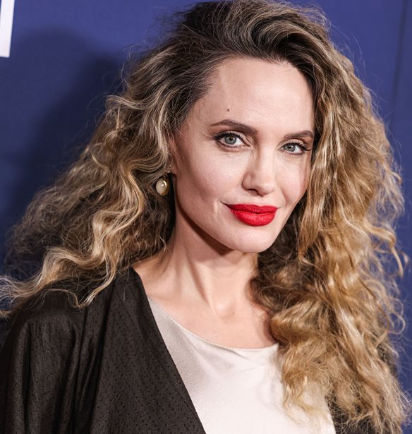 Angelina Jolie | &#x3A0;&#x3B1;&#x3C1;&#x3B1;&#x3B4;&#x3AD;&#x3C7;&#x3C4;&#x3B7;&#x3BA;&#x3B5; &#x3CC;&#x3C4;&#x3B9; &#x3AD;&#x3C7;&#x3B5;&#x3B9; &#x3AD;&#x3BD;&#x3B1; &#x3BA;&#x3BF;&#x3B9;&#x3BD;&#x3CC; &#x3BC;&#x3B5; &#x3C4;&#x3B7; &#x39C;&#x3B1;&#x3C1;&#x3AF;&#x3B1; &#x39A;&#x3AC;&#x3BB;&#x3BB;&#x3B1;&#x3C2;