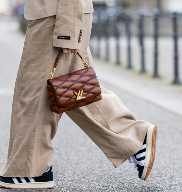 &#x3A4;&#x3B1; sneakers &#x3B1;&#x3C0;&#x3CC; &#x3C4;&#x3B7;n Oysho &#x3C0;&#x3BF;&#x3C5; &#x3C4;&#x3B1;&#x3B9;&#x3C1;&#x3B9;&#x3AC;&#x3B6;&#x3BF;&#x3C5;&#x3BD; &#x3C4;&#x3AD;&#x3BB;&#x3B5;&#x3B9;&#x3B1; &#x3BC;&#x3B5; &#x3C4;&#x3BF; office style &#x3C3;&#x3BF;&#x3C5;