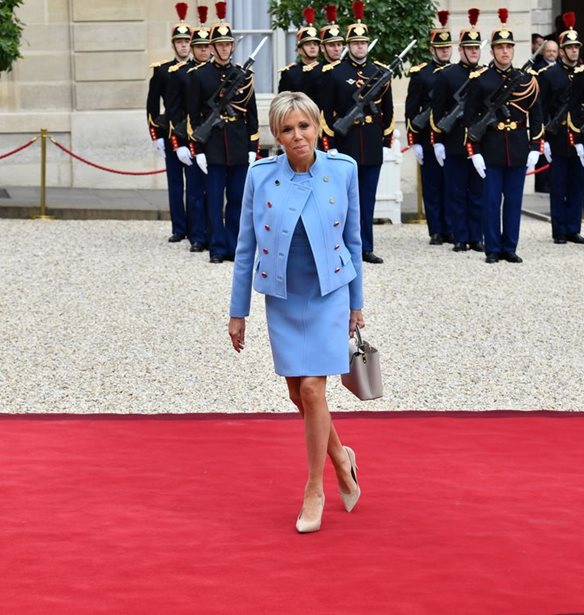 Brigitte Trogneux: &#x397; &#x3C3;&#x3B7;&#x3BC;&#x3B5;&#x3B9;&#x3BF;&#x3BB;&#x3BF;&#x3B3;&#x3AF;&#x3B1; &#x3C4;&#x3BF;&#x3C5; &#x3C0;&#x3BF;&#x3BB;&#x3C5;&#x3C3;&#x3C5;&#x3B6;&#x3B7;&#x3C4;&#x3B7;&#x3BC;&#x3AD;&#x3BD;&#x3BF;&#x3C5; Louis Vuitton look &#x3C4;&#x3B7;&#x3C2;