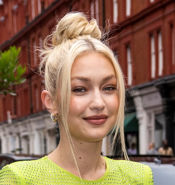 &#x39A;&#x3B1;&#x3BB;&#x3B5;&#x3C3;&#x3BC;&#x3AD;&#x3BD;&#x3B7; &#x3C3;&#x3B5; &#x3B3;&#x3AC;&#x3BC;&#x3BF; &#x3AE; &#x3B2;&#x3AC;&#x3C0;&#x3C4;&#x3B9;&#x3C3;&#x3B7;; To 90s inspired top-knot &#x3C4;&#x3B7;&#x3C2; Gigi Hadid &#x3B5;&#x3AF;&#x3BD;&#x3B1;&#x3B9; &#x3C4;&#x3BF; &#x3C0;&#x3B9;&#x3BF; &#x3BA;&#x3BF;&#x3BC;&#x3C8;&#x3CC; &#x3C7;&#x3C4;&#x3AD;&#x3BD;&#x3B9;&#x3C3;&#x3BC;&#x3B1; &#x3C0;&#x3BF;&#x3C5; &#x3B5;&#x3AF;&#x3B4;&#x3B1;&#x3BC;&#x3B5; &#x3C3;&#x3AE;&#x3BC;&#x3B5;&#x3C1;&#x3B1;