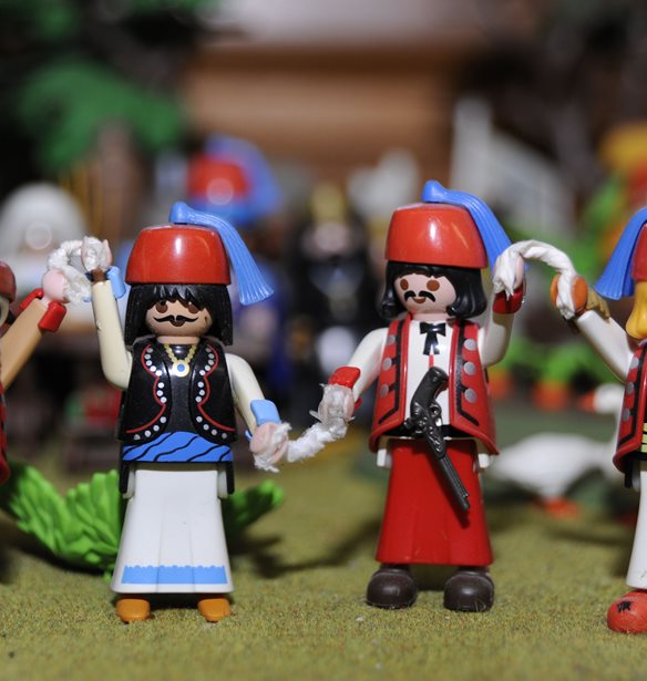 Playmobil turns Greek | &#x397; &#x3B5;&#x3BB;&#x3BB;&#x3B7;&#x3BD;&#x3B9;&#x3BA;&#x3AE; &#x3B5;&#x3C0;&#x3B1;&#x3BD;&#x3AC;&#x3C3;&#x3C4;&#x3B1;&#x3C3;&#x3B7; &#x3C4;&#x3BF;&#x3C5; &#x27;21 &#x3BC;&#x3AD;&#x3C3;&#x3B1; &#x3B1;&#x3C0;&#x3CC; &#x3C6;&#x3B9;&#x3B3;&#x3BF;&#x3CD;&#x3C1;&#x3B5;&#x3C2; &#x3BA;&#x3B1;&#x3B9; &#x3B4;&#x3B9;&#x3BF;&#x3C1;&#x3AC;&#x3BC;&#x3B1;&#x3C4;&#x3B1;