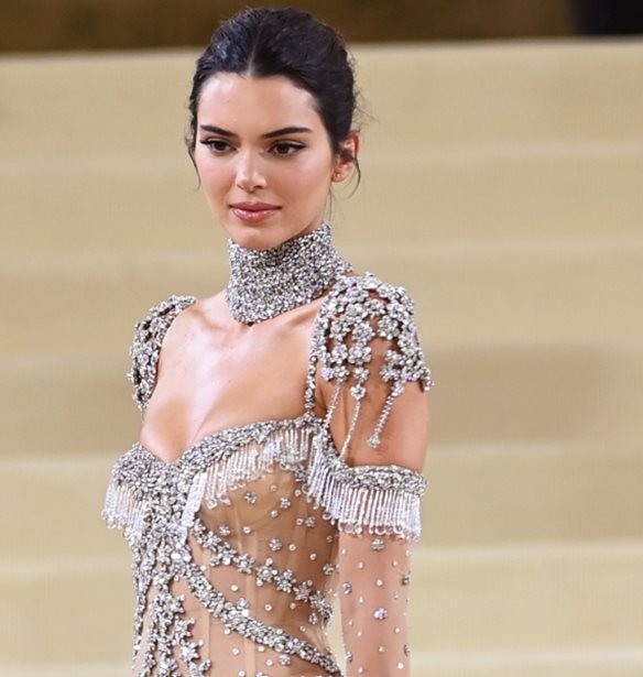 Met Gala 2021 | &#x397; Kendall Jenner &#x3BC;&#x3B5; Givenchy &#x3B4;&#x3B7;&#x3BC;&#x3B9;&#x3BF;&#x3C5;&#x3C1;&#x3B3;&#x3AF;&#x3B1; &#x3C0;&#x3BF;&#x3C5; &#x3B5;&#x3AF;&#x3C7;&#x3B5; &#x3C6;&#x3BF;&#x3C1;&#x3AD;&#x3C3;&#x3B5;&#x3B9; &#x3B7; Audrey Hepburn &#x3C4;&#x3BF; 1964