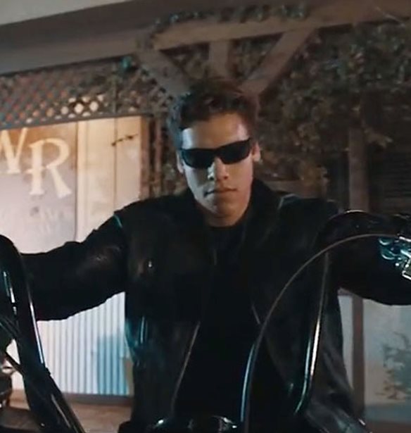 Joseph Baena | &#x39F; &#x3B3;&#x3B9;&#x3BF;&#x3C2; &#x3C4;&#x3BF;&#x3C5; Arnold Schwarzenegger &#x3B5;&#x3AF;&#x3BD;&#x3B1;&#x3B9; &#x3AF;&#x3B4;&#x3B9;&#x3BF;&#x3C2; &#x3BF; &#x3C0;&#x3B1;&#x3C4;&#x3AD;&#x3C1;&#x3B1;&#x3C2; &#x3C4;&#x3BF;&#x3C5; &#x3C3;&#x3C4;&#x3B1; &#x3B3;&#x3C5;&#x3C1;&#x3AF;&#x3C3;&#x3BC;&#x3B1;&#x3C4;&#x3B1; &#x3C4;&#x3B7;&#x3C2; &#x3BD;&#x3AD;&#x3B1;&#x3C2; &#x3C4;&#x3BF;&#x3C5; &#x3C4;&#x3B1;&#x3B9;&#x3BD;&#x3AF;&#x3B1;&#x3C2;