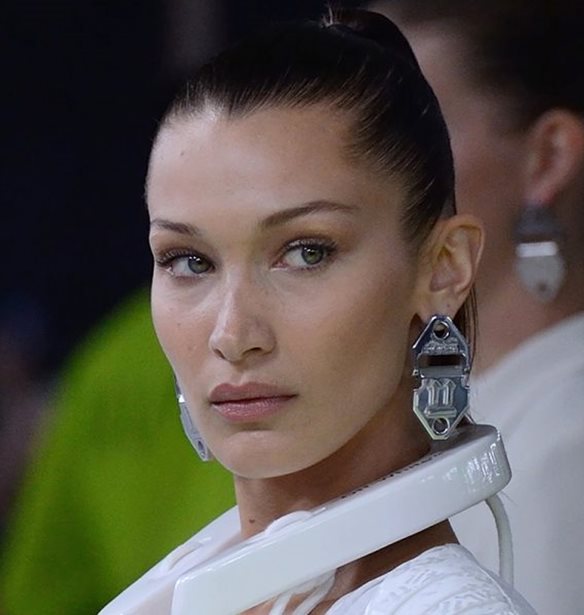 Bella Hadid | To &#x3B9;&#x3B4;&#x3B9;&#x3B1;&#x3AF;&#x3C4;&#x3B5;&#x3C1;&#x3BF; look &#x3C4;&#x3B7;&#x3C2; &#x3C3;&#x3B5; &#x3AD;&#x3BD;&#x3B4;&#x3B5;&#x3B9;&#x3BE;&#x3B7; &#x3C3;&#x3C5;&#x3BC;&#x3C0;&#x3B1;&#x3C1;&#x3AC;&#x3C3;&#x3C4;&#x3B1;&#x3C3;&#x3B7;&#x3C2; &#x3C3;&#x3C4;&#x3BF; &#x3BA;&#x3AF;&#x3BD;&#x3B7;&#x3BC;&#x3B1; &#x3BC;&#x3B5; &#x3C4;&#x3B1; &#x39A;&#x3AF;&#x3C4;&#x3C1;&#x3B9;&#x3BD;&#x3B1; &#x393;&#x3B9;&#x3BB;&#x3AD;&#x3BA;&#x3B1;