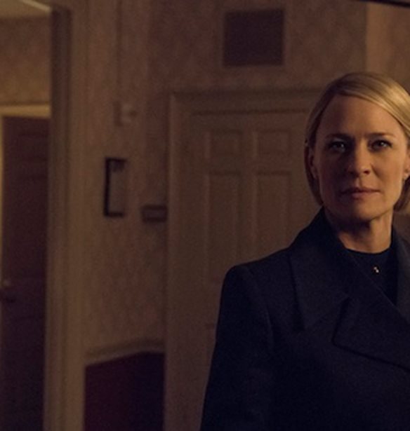 House of Cards: &#x39F;&#x3B9; &#x3C0;&#x3C1;&#x3CE;&#x3C4;&#x3B5;&#x3C2; &#x3C6;&#x3C9;&#x3C4;&#x3BF;&#x3B3;&#x3C1;&#x3B1;&#x3C6;&#x3AF;&#x3B5;&#x3C2; &#x3B1;&#x3C0;&#x3CC; &#x3C4;&#x3B1; &#x3B3;&#x3C5;&#x3C1;&#x3AF;&#x3C3;&#x3BC;&#x3B1;&#x3C4;&#x3B1; &#x3C4;&#x3B7;&#x3C2; 6&#x3B7;&#x3C2; &#x3BA;&#x3B1;&#x3B9; &#x3C4;&#x3B5;&#x3BB;&#x3B5;&#x3C5;&#x3C4;&#x3B1;&#x3AF;&#x3B1;&#x3C2; &#x3C3;&#x3B5;&#x3B6;&#x3CC;&#x3BD;