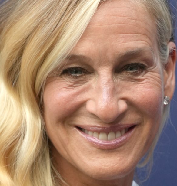 &#x397; Sarah Jessica Parker &#x3C3;&#x3C7;&#x3BF;&#x3BB;&#x3B9;&#x3AC;&#x3B6;&#x3B5;&#x3B9; &#x3C4;&#x3BF; &#x3C6;&#x3B9;&#x3BD;&#x3AC;&#x3BB;&#x3B5; &#x3C4;&#x3BF;&#x3C5; And Just Like That &#x3BA;&#x3B1;&#x3B9; &#x3C4;&#x3BF; &#x3BC;&#x3AD;&#x3BB;&#x3BB;&#x3BF;&#x3BD; &#x3C4;&#x3B7;&#x3C2; &#x3C3;&#x3B5;&#x3B9;&#x3C1;&#x3AC;&#x3C2;