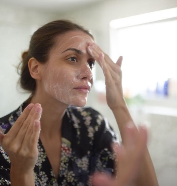 Το έλαιο που απογειώνει τον καθημερινό καθαρισμό του προσώπου