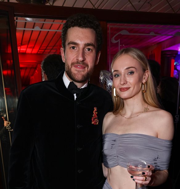 &#x3A4;&#x3BF; &#x3C4;&#x3B5;&#x3C1;&#x3AC;&#x3C3;&#x3C4;&#x3B9;&#x3BF; &#x3B4;&#x3B9;&#x3B1;&#x3BC;&#x3B1;&#x3BD;&#x3C4;&#x3AD;&#x3BD;&#x3B9;&#x3BF; &#x3B4;&#x3B1;&#x3C7;&#x3C4;&#x3C5;&#x3BB;&#x3AF;&#x3B4;&#x3B9; &#x3C4;&#x3B7;&#x3C2; Sophie Turner &#x3C0;&#x3C5;&#x3C1;&#x3BF;&#x3B4;&#x3BF;&#x3C4;&#x3B5;&#x3AF; &#x3C6;&#x3AE;&#x3BC;&#x3B5;&#x3C2; &#x3B3;&#x3B9;&#x3B1; &#x3B1;&#x3C1;&#x3C1;&#x3B1;&#x3B2;&#x3CE;&#x3BD;&#x3B1; &#x3BC;&#x3B5; &#x3C4;&#x3BF;&#x3BD; Peregrine Pearson
