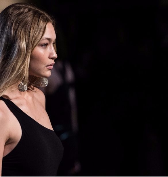 H Gigi Hadid &#x3BC;&#x3CC;&#x3BB;&#x3B9;&#x3C2; &#x3C6;&#x3CC;&#x3C1;&#x3B5;&#x3C3;&#x3B5; &#x3C4;&#x3BF; jacket &#x3C0;&#x3BF;&#x3C5; &#x3B8;&#x3B1; &#x3B2;&#x3BB;&#x3AD;&#x3C0;&#x3BF;&#x3C5;&#x3BC;&#x3B5; &#x3C3;&#x3B5; &#x3BB;&#x3AF;&#x3B3;&#x3BF;&#x3C5;&#x3C2; &#x3BC;&#x3AE;&#x3BD;&#x3B5;&#x3C2; &#x3C0;&#x3B1;&#x3BD;&#x3C4;&#x3BF;&#x3CD;