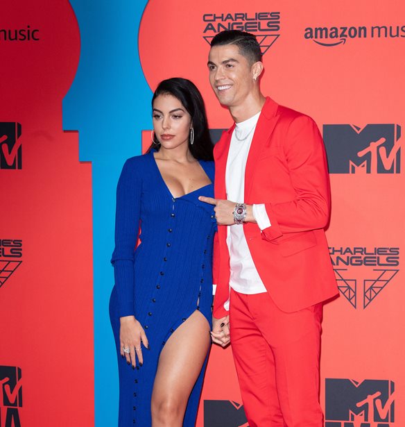 &#x39F; Christiano Ronaldo &#x3BC;&#x3BF;&#x3B9;&#x3C1;&#x3AC;&#x3B6;&#x3B5;&#x3C4;&#x3B1;&#x3B9; &#x3C4;&#x3B7;&#x3BD; &#x3C0;&#x3C1;&#x3CE;&#x3C4;&#x3B7; &#x3BF;&#x3B9;&#x3BA;&#x3BF;&#x3B3;&#x3B5;&#x3BD;&#x3B5;&#x3B9;&#x3B1;&#x3BA;&#x3AE; &#x3C6;&#x3C9;&#x3C4;&#x3BF;&#x3B3;&#x3C1;&#x3B1;&#x3C6;&#x3AF;&#x3B1; &#x3BC;&#x3B5;&#x3C4;&#x3AC; &#x3C4;&#x3B7;&#x3BD; &#x3B1;&#x3C0;&#x3CE;&#x3BB;&#x3B5;&#x3B9;&#x3B1; &#x3C4;&#x3BF;&#x3C5; &#x3B3;&#x3B9;&#x3BF;&#x3CD; &#x3C4;&#x3BF;&#x3C5;