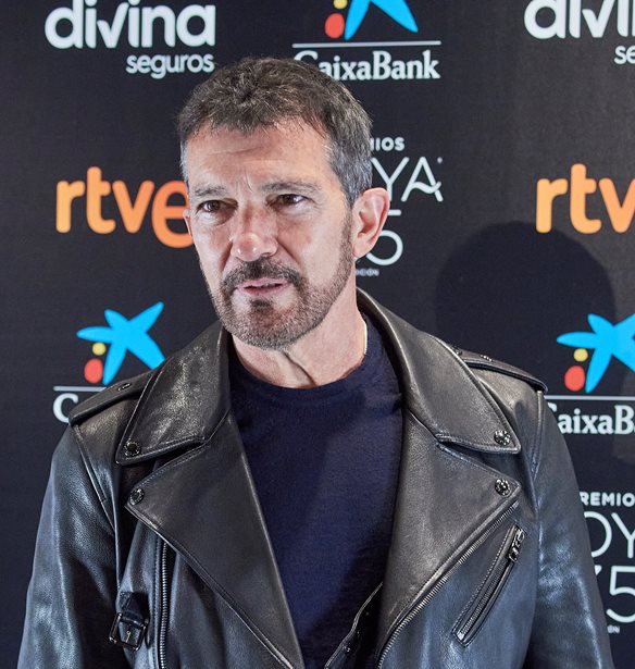 Antonio Banderas | &#x3A3;&#x3C4;&#x3BF; &#x3BA;&#x3CC;&#x3BA;&#x3BA;&#x3B9;&#x3BD;&#x3BF; &#x3C7;&#x3B1;&#x3BB;&#x3AF; &#x3BC;&#x3B5; &#x3C4;&#x3B7;&#x3BD; &#x3C0;&#x3B1;&#x3BD;&#x3AD;&#x3BC;&#x3BF;&#x3C1;&#x3C6;&#x3B7; &#x3BA;&#x3CC;&#x3C1;&#x3B7; &#x3C4;&#x3BF;&#x3C5; Stella