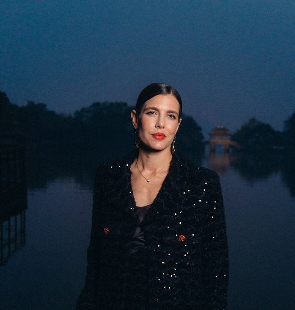 Charlotte Casiraghi | &#x39C;&#x3B5; &#x3BC;&#x3C0;&#x3BB;&#x3B5; embroidered two-piece &#x3C3;&#x3C4;&#x3B7;&#x3BD; &#x3B5;&#x3C0;&#x3AF;&#x3B4;&#x3B5;&#x3B9;&#x3BE;&#x3B7; M&#xE9;tiers d&#x2019;art &#x3C4;&#x3BF;&#x3C5; &#x3BF;&#x3AF;&#x3BA;&#x3BF;&#x3C5; Chanel