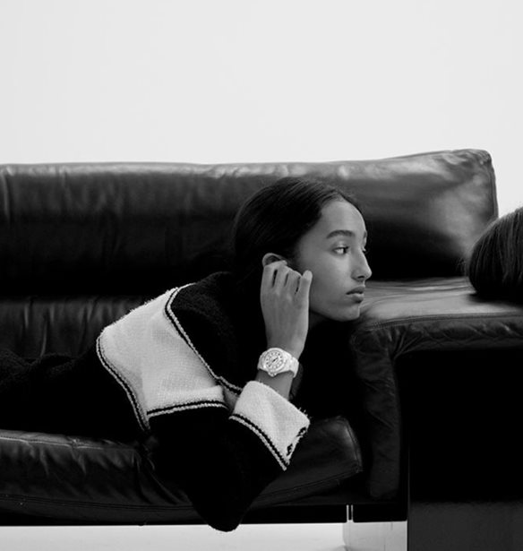 Chanel | &#x39F; &#x3BF;&#x3AF;&#x3BA;&#x3BF;&#x3C2; &#x3BC;&#x3BF;&#x3B9;&#x3C1;&#x3AC;&#x3B6;&#x3B5;&#x3C4;&#x3B1;&#x3B9; &#x3C4;&#x3B7; &#x3B4;&#x3B7;&#x3BC;&#x3B9;&#x3BF;&#x3C5;&#x3C1;&#x3B3;&#x3AF;&#x3B1; &#x3C4;&#x3BF;&#x3C5; iconic J12 &#x3C1;&#x3BF;&#x3BB;&#x3BF;&#x3B3;&#x3B9;&#x3BF;&#x3CD; &#x3BC;&#x3AD;&#x3C3;&#x3B1; &#x3C3;&#x3B5; 12 &#x3B5;&#x3C0;&#x3B5;&#x3B9;&#x3C3;&#x3CC;&#x3B4;&#x3B9;&#x3B1;