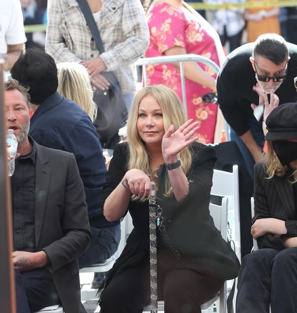 &#x392;&#x3C1;&#x3B1;&#x3B2;&#x3B5;&#x3AF;&#x3B1; Emmy 2024 | H Christina Applegate &#x3C0;&#x3BF;&#x3C5; &#x3C0;&#x3AC;&#x3C3;&#x3C7;&#x3B5;&#x3B9; &#x3B1;&#x3C0;&#x3CC; &#x3C3;&#x3BA;&#x3BB;&#x3AE;&#x3C1;&#x3C5;&#x3BD;&#x3C3;&#x3B7; &#x3BA;&#x3B1;&#x3C4;&#x3AC; &#x3C0;&#x3BB;&#x3AC;&#x3BA;&#x3B1;&#x3C2; &#x3B5;&#x3BC;&#x3C6;&#x3B1;&#x3BD;&#x3AF;&#x3C3;&#x3C4;&#x3B7;&#x3BA;&#x3B5; &#x3BC;&#x3B5; &#x3BC;&#x3C0;&#x3B1;&#x3C3;&#x3C4;&#x3BF;&#x3CD;&#x3BD;&#x3B9; &#x3C3;&#x3C4;&#x3B7;&#x3BD; &#x3C3;&#x3BA;&#x3B7;&#x3BD;&#x3AE;