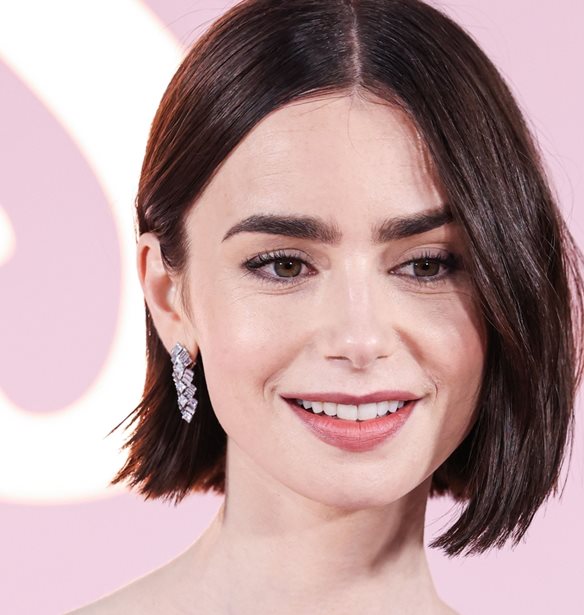 Lily Collins | &#x39C;&#x3B5; &#x3C4;&#x3BF; &#x3C3;&#x3C4;&#x3B9;&#x3BB; &#x3C0;&#x3BF;&#x3C5; &#x3B1;&#x3B3;&#x3B1;&#x3C0;&#x3BF;&#x3CD;&#x3BD; &#x3BF;&#x3B9; &#x393;&#x3B1;&#x3BB;&#x3BB;&#x3AF;&#x3B4;&#x3B5;&#x3C2; &#x3C3;&#x3C4;&#x3B7;&#x3BD; &#x3C0;&#x3C1;&#x3B5;&#x3BC;&#x3B9;&#x3AD;&#x3C1;&#x3B1; &#x3C4;&#x3BF;&#x3C5; Emily in Paris