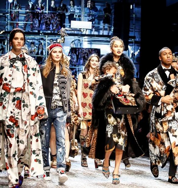 &#x3A4;&#x3B1; &#x3BD;&#x3AD;&#x3B1; sneakers &#x3C4;&#x3C9;&#x3BD; Dolce &amp; Gabbana &#x3C0;&#x3C1;&#x3BF;&#x3BA;&#x3B1;&#x3BB;&#x3BF;&#x3CD;&#x3BD; &#x3B1;&#x3BD;&#x3C4;&#x3B9;&#x3B4;&#x3C1;&#x3AC;&#x3C3;&#x3B5;&#x3B9;&#x3C2; &#x3C3;&#x3C4;&#x3B1; social media