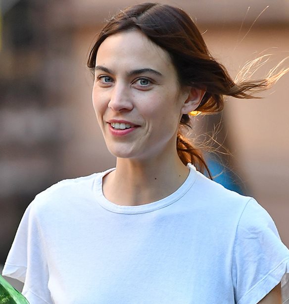 &#x397; Alexa Chung &#x3BA;&#x3AC;&#x3BD;&#x3B5;&#x3B9; (&#x3BE;&#x3B1;&#x3BD;&#x3AC;) &#x3C4;&#x3B1; jelly shoes &#x3BD;&#x3B1; &#x3B4;&#x3B5;&#x3AF;&#x3C7;&#x3BD;&#x3BF;&#x3C5;&#x3BD; cool