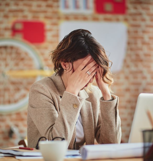 Τι σου προκαλεί πονοκέφαλο και πώς να το αποφύγεις (οι συμβουλές του νευρολόγου)