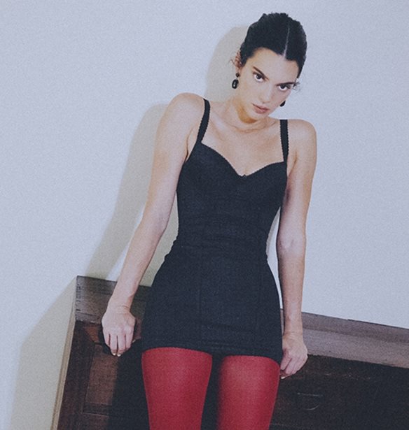 &#x3A4;&#x3BF; &#x3BA;&#x3CC;&#x3BA;&#x3BA;&#x3B9;&#x3BD;&#x3BF; &#x3BA;&#x3B1;&#x3BB;&#x3C3;&#x3CC;&#x3BD; &#x3C4;&#x3B7;&#x3C2; Kendall Jenner &#x3B1;&#x3C0;&#x3CC; &#x3C4;&#x3B7;&#x3BD; Calzedonia &#x3B5;&#x3AF;&#x3BD;&#x3B1;&#x3B9; &#x3C4;&#x3BF; &#x3B1;&#x3C0;&#x3CC;&#x3BB;&#x3C5;&#x3C4;&#x3BF; festive statement
