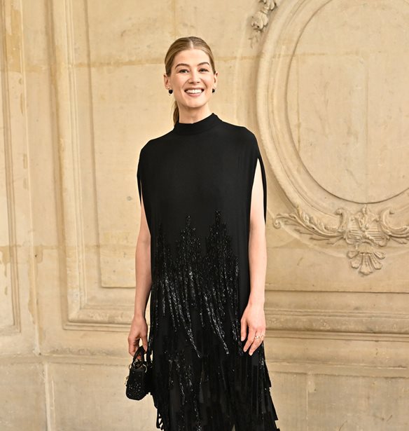 &#x393;&#x3B9;&#x3B1;&#x3C4;&#x3AF; &#x3B7; Rosamund Pike &#x3AD;&#x3BD;&#x3B9;&#x3C9;&#x3B8;&#x3B5; &quot;&#x3BD;&#x3C4;&#x3C1;&#x3BF;&#x3C0;&#x3B9;&#x3B1;&#x3C3;&#x3BC;&#x3AD;&#x3BD;&#x3B7;&quot; &#x3BA;&#x3B1;&#x3C4;&#x3AC; &#x3C4;&#x3B7; &#x3B4;&#x3B9;&#x3AC;&#x3C1;&#x3BA;&#x3B5;&#x3B9;&#x3B1; &#x3B5;&#x3C1;&#x3C9;&#x3C4;&#x3B9;&#x3BA;&#x3AE;&#x3C2; &#x3C3;&#x3BA;&#x3B7;&#x3BD;&#x3AE;&#x3C2; &#x3BC;&#x3B5; &#x3C4;&#x3BF;&#x3BD; Pierce Brosnan