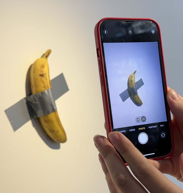 A&#x3B3;&#x3CC;&#x3C1;&#x3B1;&#x3C3;&#x3B5; &#x3C4;&#x3B7;&#x3BD; viral &#x3BC;&#x3C0;&#x3B1;&#x3BD;&#x3AC;&#x3BD;&#x3B1; &#x3C4;&#x3BF;&#x3C5; Maurizio Cattelan &#x3B3;&#x3B9;&#x3B1; 6 &#x3B5;&#x3BA;&#x3B1;&#x3C4;&#x3BF;&#x3BC;&#x3BC;&#x3CD;&#x3C1;&#x3B9;&#x3B1; &#x3B4;&#x3BF;&#x3BB;&#x3AC;&#x3C1;&#x3B9;&#x3B1; &#x3BA;&#x3B1;&#x3B9; &#x3C4;&#x3B7;&#x3BD; &#x3AD;&#x3C6;&#x3B1;&#x3B3;&#x3B5;