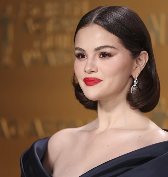 To &quot;Perfect Red&quot; Carpet &#x3BC;&#x3B1;&#x3BD;&#x3B9;&#x3BA;&#x3B9;&#x3BF;&#x3CD;&#x3C1; &#x3C4;&#x3B7;&#x3C2; Selena Gomez &#x3B5;&#x3AF;&#x3BD;&#x3B1;&#x3B9; &#x3B7; &#x3B8;&#x3B7;&#x3BB;&#x3C5;&#x3BA;&#x3AE; (&#x3BA;&#x3B1;&#x3B9; &#x3B4;&#x3B9;&#x3B1;&#x3C6;&#x3BF;&#x3C1;&#x3B5;&#x3C4;&#x3B9;&#x3BA;&#x3AE;) &#x3B5;&#x3C0;&#x3B9;&#x3BB;&#x3BF;&#x3B3;&#x3AE; &#x3B3;&#x3B9;&#x3B1; &#x3C4;&#x3B7;&#x3BD; &#x3AC;&#x3BD;&#x3BF;&#x3B9;&#x3BE;&#x3B7;