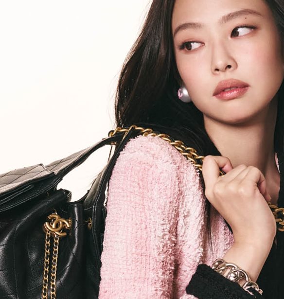 &#x397; Chanel &#x3B1;&#x3BD;&#x3B1;&#x3BA;&#x3BF;&#x3B9;&#x3BD;&#x3CE;&#x3BD;&#x3B5;&#x3B9; &#x3C4;&#x3B7;&#x3BD; Jennie &#x3C9;&#x3C2; &#x3BD;&#x3AD;&#x3BF; &#x3C0;&#x3C1;&#x3CC;&#x3C3;&#x3C9;&#x3C0;&#x3BF; &#x3C4;&#x3B7;&#x3C2; &#x3B4;&#x3B9;&#x3B1;&#x3C6;&#x3B7;&#x3BC;&#x3B9;&#x3C3;&#x3C4;&#x3B9;&#x3BA;&#x3AE;&#x3C2; &#x3BA;&#x3B1;&#x3BC;&#x3C0;&#x3AC;&#x3BD;&#x3B9;&#x3B1;&#x3C2; &#x3B3;&#x3B9;&#x3B1; &#x3C4;&#x3B7;&#x3BD; &#x3C4;&#x3C3;&#x3AC;&#x3BD;&#x3C4;&#x3B1; Chanel 25 &#x3C3;&#x3C4;&#x3BF; &#x3C0;&#x3BB;&#x3B5;&#x3C5;&#x3C1;&#x3CC; &#x3C4;&#x3B7;&#x3C2; Dua Lipa