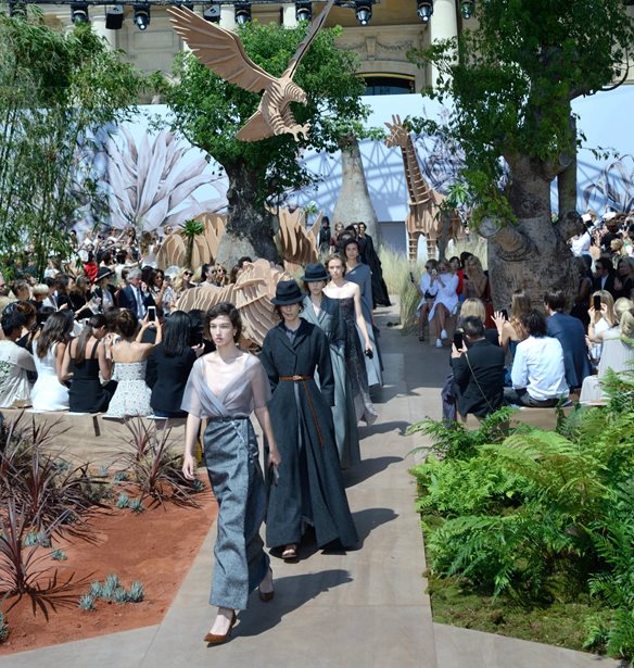 Dior Haute Couture F/W '17-'18: Μια συλλογή- φόρος τιμής στην ιστορία του θρυλικού οίκου
