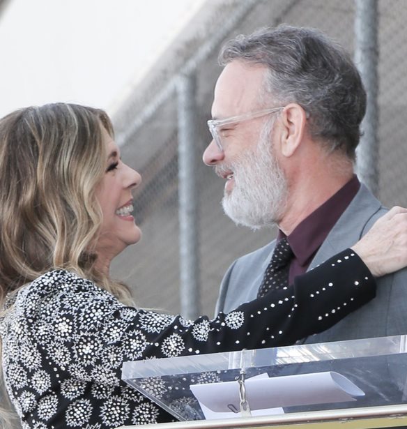 &#x39F; Tom Hanks &#x3BC;&#x3B9;&#x3BB;&#x3AC;&#x3B5;&#x3B9; &#x3B3;&#x3B9;&#x3B1; &#x3C4;&#x3BF; &#x3C0;&#x3B9;&#x3BF; &#x3C0;&#x3B5;&#x3C1;&#x3AF;&#x3B5;&#x3C1;&#x3B3;&#x3BF; &#x3C3;&#x3CD;&#x3BC;&#x3C0;&#x3C4;&#x3C9;&#x3BC;&#x3B1; &#x3C4;&#x3BF;&#x3C5; &#x3BA;&#x3BF;&#x3C1;&#x3BF;&#x3BD;&#x3BF;&#x3CA;&#x3BF;&#x3CD;