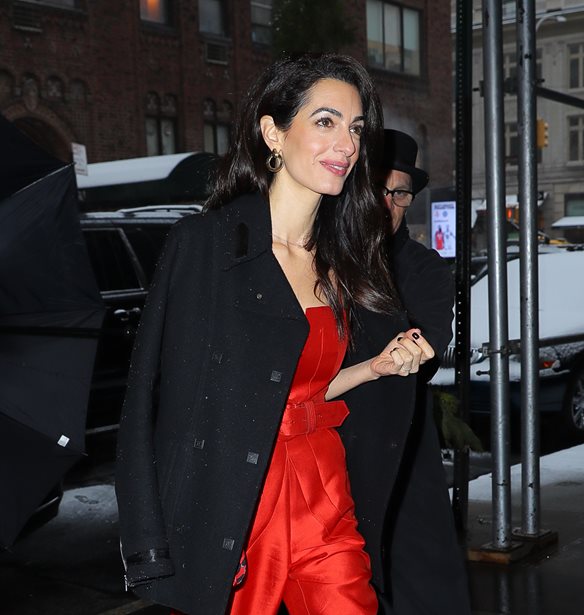 H Amal Clooney &#x3B5;&#x3BD;&#x3CE;&#x3BD;&#x3B5;&#x3B9; &#x3C4;&#x3B9;&#x3C2; &#x3B4;&#x3C5;&#x3BD;&#x3AC;&#x3BC;&#x3B5;&#x3B9;&#x3C2; &#x3C4;&#x3B7;&#x3C2; &#x3BC;&#x3B5; &#x3C4;&#x3BF;&#x3BD; &#x3C0;&#x3C1;&#x3AF;&#x3B3;&#x3BA;&#x3B9;&#x3C0;&#x3B1; &#x39A;&#x3AC;&#x3C1;&#x3BF;&#x3BB;&#x3BF;