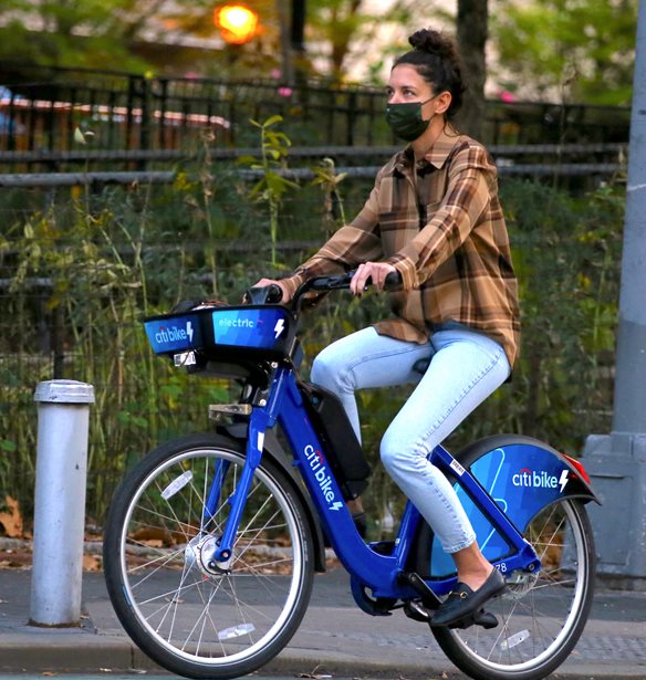 &#x397; Katie Holmes &#x3C3;&#x3C5;&#x3BD;&#x3B5;&#x3C7;&#x3AF;&#x3B6;&#x3B5;&#x3B9; &#x3C4;&#x3B9;&#x3C2; stylish &#x3B5;&#x3BC;&#x3C6;&#x3B1;&#x3BD;&#x3AF;&#x3C3;&#x3B5;&#x3B9;&#x3C2; &#x3C3;&#x3C4;&#x3B7; &#x39D;&#x3AD;&#x3B1; &#x3A5;&#x3CC;&#x3C1;&#x3BA;&#x3B7;