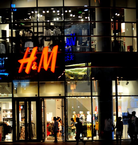 Charlotte S&#xF6;derstr&#xF6;m | &#x3A0;&#x3BF;&#x3B9;&#x3B1; &#x3B5;&#x3AF;&#x3BD;&#x3B1;&#x3B9; &#x3B7; &#x3C7;&#x3C1;&#x3C5;&#x3C3;&#x3AE; &#x3BA;&#x3BB;&#x3B7;&#x3C1;&#x3BF;&#x3BD;&#x3CC;&#x3BC;&#x3BF;&#x3C2; &#x3C4;&#x3B7;&#x3C2; H&amp;M: &#x397; &#x3C0;&#x3BF;&#x3BB;&#x3C5;&#x3C4;&#x3B5;&#x3BB;&#x3AE;&#x3C2; &#x3B6;&#x3C9;&#x3AE;, &#x3C4;&#x3B1; &#x3BF;&#x3BB;&#x3C5;&#x3BC;&#x3C0;&#x3B9;&#x3B1;&#x3BA;&#x3AC; &#x3BC;&#x3B5;&#x3C4;&#x3AC;&#x3BB;&#x3BB;&#x3B9;&#x3B1; &#x3BA;&#x3B1;&#x3B9; &#x3B7; &#x3B1;&#x3BC;&#x3CD;&#x3B8;&#x3B7;&#x3C4;&#x3B7; &#x3C0;&#x3B5;&#x3C1;&#x3B9;&#x3BF;&#x3C5;&#x3C3;&#x3AF;&#x3B1;
