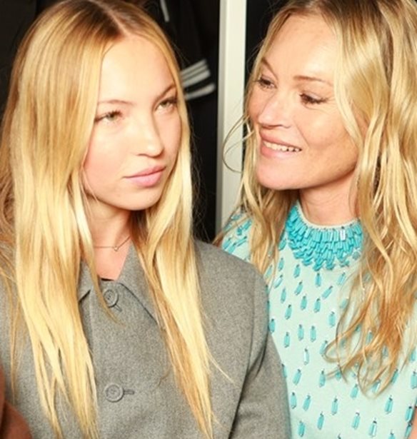 Kate &amp; Lila Moss | &#x39C;&#x3B1;&#x3BC;&#x3AC; &#x3BA;&#x3B1;&#x3B9; &#x3BA;&#x3CC;&#x3C1;&#x3B7; &#x3C0;&#x3BF;&#x3B6;&#x3AC;&#x3C1;&#x3BF;&#x3C5;&#x3BD; &#x3BC;&#x3B1;&#x3B6;&#x3AF; &#x3C3;&#x3B5; &#x3BD;&#x3AD;&#x3B1; &#x3BA;&#x3B1;&#x3BC;&#x3C0;&#x3AC;&#x3BD;&#x3B9;&#x3B1; - &#x397; &#x3B5;&#x3BD;&#x3C4;&#x3C5;&#x3C0;&#x3C9;&#x3C3;&#x3B9;&#x3B1;&#x3BA;&#x3AE; &#x3BF;&#x3BC;&#x3BF;&#x3B9;&#x3CC;&#x3C4;&#x3B7;&#x3C4;&#x3B1;
