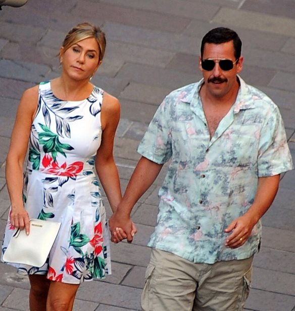 Adam Sandler | &#x3A3;&#x3C4;&#x3AD;&#x3BB;&#x3BD;&#x3B5;&#x3B9; &#x3BA;&#x3AC;&#x3B8;&#x3B5; &#x3C7;&#x3C1;&#x3CC;&#x3BD;&#x3BF; &#x3BB;&#x3BF;&#x3C5;&#x3BB;&#x3BF;&#x3CD;&#x3B4;&#x3B9;&#x3B1; &#x3C3;&#x3C4;&#x3B7;&#x3BD; Jennifer Aniston &#x3B3;&#x3B9;&#x3B1; &#x3AD;&#x3BD;&#x3B1;&#x3BD; &#x3C3;&#x3C5;&#x3B3;&#x3BA;&#x3B9;&#x3BD;&#x3B7;&#x3C4;&#x3B9;&#x3BA;&#x3CC; &#x3BB;&#x3CC;&#x3B3;&#x3BF;