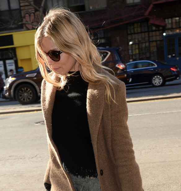 To outfit &#x3BC;&#x3B5; &#x3BB;&#x3AF;&#x3B3;&#x3B1; &#x3BA;&#x3BF;&#x3BC;&#x3BC;&#x3AC;&#x3C4;&#x3B9;&#x3B1; &#x3C0;&#x3BF;&#x3C5; &#x3B7; Sienna Miller &#x3C6;&#x3BF;&#x3C1;&#x3AC; &#x3BA;&#x3B1;&#x3B9; &#x3BE;&#x3B1;&#x3BD;&#x3AC; &#x3C6;&#x3BF;&#x3C1;&#x3AC;