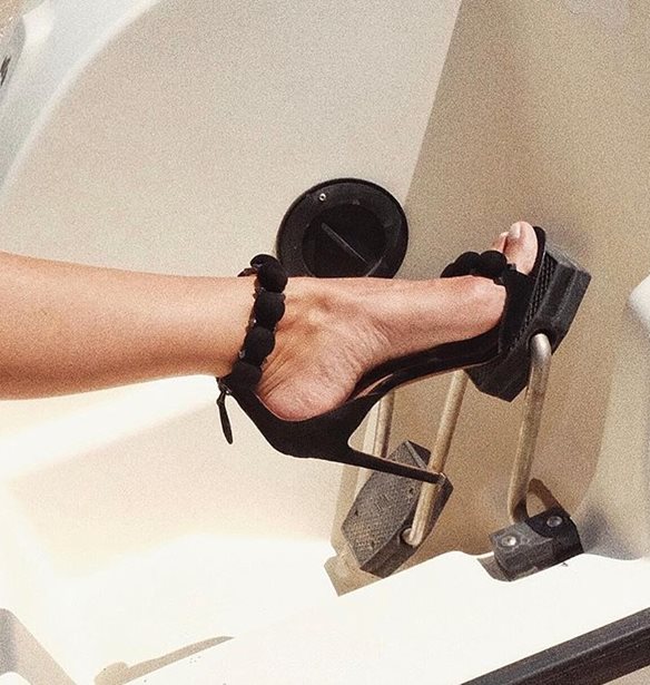 Μαύρα πέδιλα | Δέκα επιλογές για κάθε στιλ και περίσταση