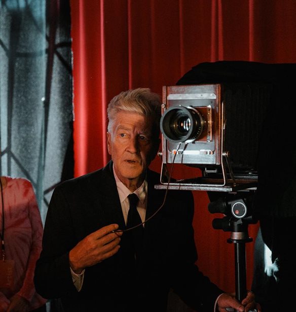 &#x39F; David Lynch &#x3BC;&#x3CC;&#x3BB;&#x3B9;&#x3C2; &#x3B5;&#x3C0;&#x3B1;&#x3BD;&#x3B1;&#x3BA;&#x3C5;&#x3BA;&#x3BB;&#x3BF;&#x3C6;&#x3CC;&#x3C1;&#x3B7;&#x3C3;&#x3B5; &#x3BC;&#x3AF;&#x3B1; &#x3C3;&#x3B5;&#x3B9;&#x3C1;&#x3AC; &#x3BC;&#x3C5;&#x3C3;&#x3C4;&#x3B7;&#x3C1;&#x3AF;&#x3BF;&#x3C5; &#x3C4;&#x3BF;&#x3C5; 2002