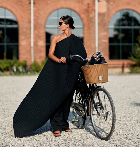 One-shoulder top: Το summer staple που θα αναβαθμίσει τις εμφανίσεις σου