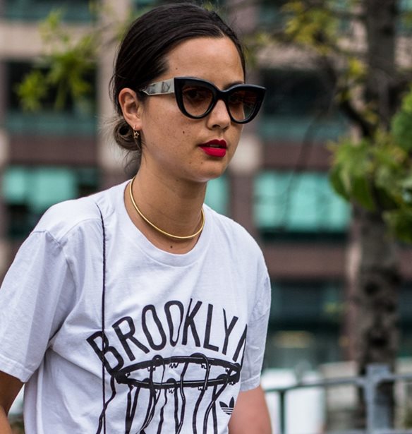 10 flat ζευγάρια παπούτσια που ταιριάζουν τέλεια με τα τζιν παντελόνια σου