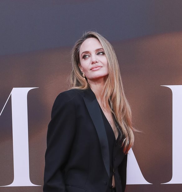 Angelina Jolie | &#x397; &#x3C3;&#x3B7;&#x3BC;&#x3B1;&#x3BD;&#x3C4;&#x3B9;&#x3BA;&#x3AE; &#x3B4;&#x3B9;&#x3B1;&#x3C6;&#x3BF;&#x3C1;&#x3AC; &#x3C0;&#x3BF;&#x3C5; &#x3AD;&#x3C7;&#x3BF;&#x3C5;&#x3BD; &#x3C4;&#x3B1; &#x3C0;&#x3B1;&#x3B9;&#x3B4;&#x3B9;&#x3AC; &#x3C4;&#x3B7;&#x3C2; &#x3C3;&#x3B5; &#x3C3;&#x3C7;&#x3AD;&#x3C3;&#x3B7; &#x3BC;&#x3B5; &#x3B5;&#x3BA;&#x3B5;&#x3AF;&#x3BD;&#x3B7; &#x3BA;&#x3B1;&#x3B9; &#x3C4;&#x3BF;&#x3BD; Brad Pitt