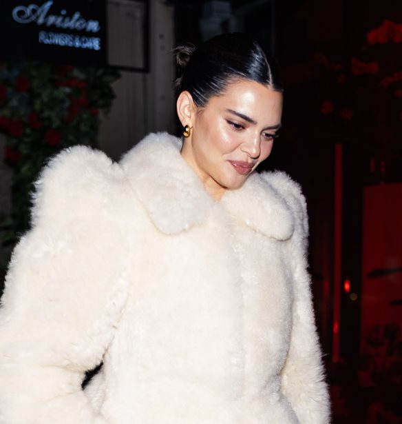 Kendall Jenner | &#x3A4;&#x3BF; highlighter &#x3C0;&#x3BF;&#x3C5; &#x3C7;&#x3C1;&#x3B7;&#x3C3;&#x3B9;&#x3BC;&#x3BF;&#x3C0;&#x3BF;&#x3B9;&#x3B5;&#x3AF; &#x3B3;&#x3B9;&#x3B1; &#x3B1;&#x3C8;&#x3B5;&#x3B3;&#x3AC;&#x3B4;&#x3B9;&#x3B1;&#x3C3;&#x3C4;&#x3BF; glow &#x3C3;&#x3C4;&#x3B7;&#x3BD; &#x3B5;&#x3C0;&#x3B9;&#x3B4;&#x3B5;&#x3C1;&#x3BC;&#x3AF;&#x3B4;&#x3B1;